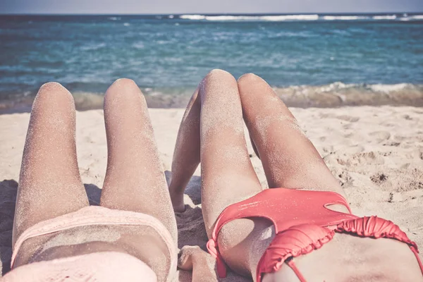Twee gelukkige sexy vrouwen vrienden zonnebaden op het eiland van de tropische strand van Bali, Nusa Dua, Indonesië. — Stockfoto