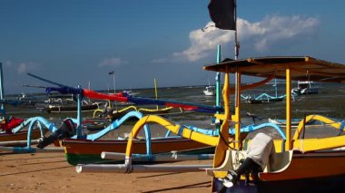 Balıkçı tekneleri tropikal plaj Bali Adası, Endonezya.