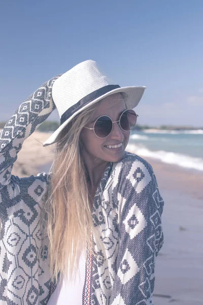 Портрет молодой сексуальной женщины в белой шляпе и солнечных очках, гуляющей по белоснежному песчаному пляжу тропического острова Бали в солнечный день. Стоимость океана . — стоковое фото