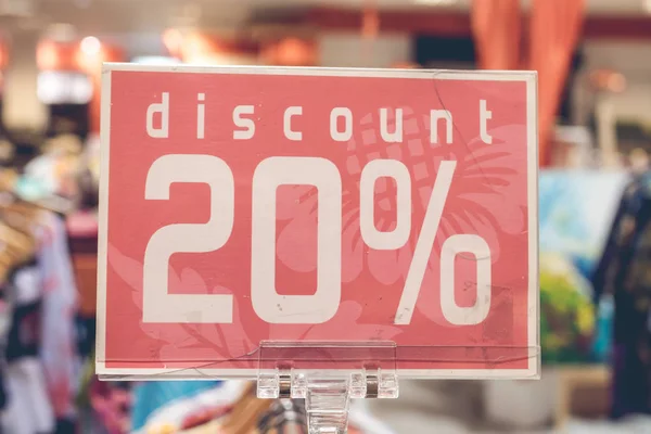 Sinal de venda vermelho 20 por cento de desconto em fundo borrado em um shopping center de Bali, Indonésia, Ásia . — Fotografia de Stock