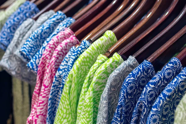 Bali Adası, Endonezya alışveriş merkezi bir raf kıyafet dayan.