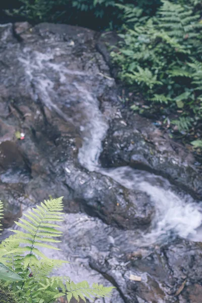 Pequena cachoeira e pedra com movimento de água na selva da ilha de Bali, Indonésia . — Fotografia de Stock