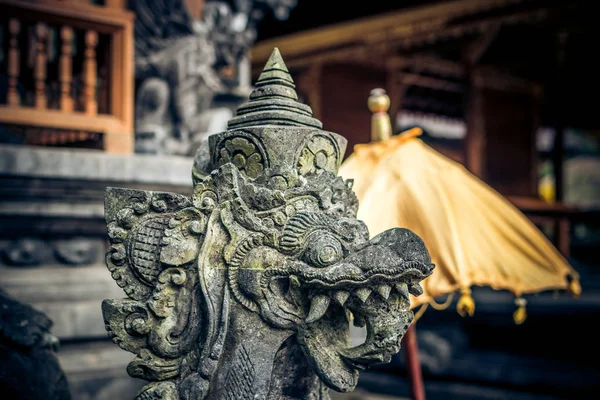 Heykel harap antik tapınak Goa Gajah, Ubud, Bali mağara. Fil Tapınağı Bali Adası. — Stok fotoğraf