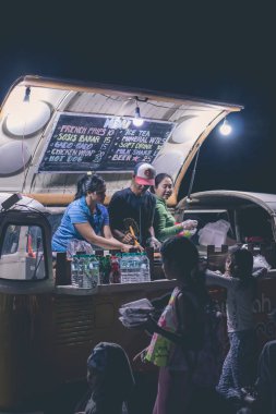 Bali, Endonezya-Temmuz 8, 2017: Endonezya sokak gıda kafe, Bali adada Festival Fast Food.