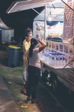 Bali, Endonezya-Temmuz 8, 2017: Endonezya sokak gıda kafe, Bali adada Festival Fast Food.
