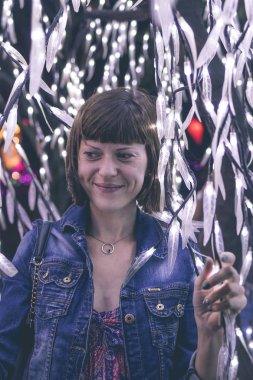 Yakından görüntü Noel arasında genç kadının ışıklar çelenk. Bali ışık Festivali, Endonezya.