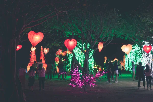 Hangende lantaarns hart vorm op een licht festival op het eiland Bali, Indonesië. — Stockfoto