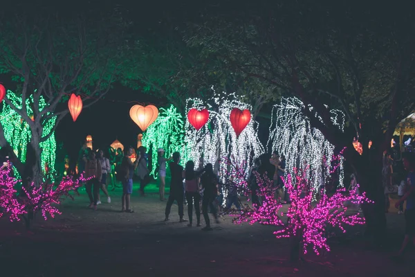 Linternas colgantes en forma de corazón en un festival de luz en la isla de Bali, Indonesia . — Foto de Stock