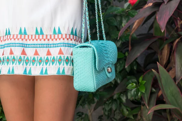 Lüks yılan derisi python çanta tutan kadın. Bali Adası. Moda çanta kavramı tropik bir adada.