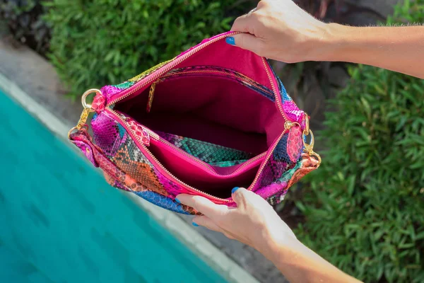 Vrouw met luxe slangenhuid python handtas. Bali eiland. Fashion tas concept op een tropisch eiland. — Stockfoto