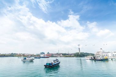 Kargo çok Singapur limanda gemi. Bulutlu gün.