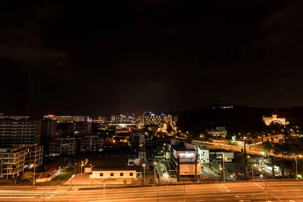 Kota Kinabalu város, éjjel, este jelenet Malajziában. — Stock Fotó
