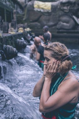 Tampa, Bali, Endonezya dini bir tören sırasında Pura Tirta Empul Tapınağı'nda Avrupa kadın.