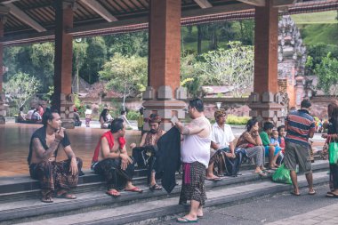 Bali, Endonezya - 5 Mayıs 2017: Kutsal bahar su Tirta Empul Hindu tapınağı, Bali Endonezya. Bali dili insanlar temple yakınındaki.
