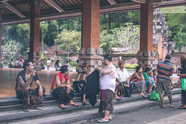 Bali, Endonezya - 5 Mayıs 2017: Kutsal bahar su Tirta Empul Hindu tapınağı, Bali Endonezya. Bali dili insanlar temple yakınındaki.