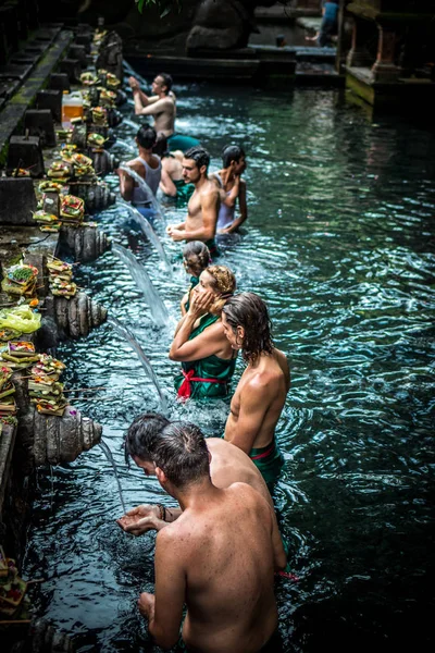 Bali, Endonezya - 5 Mayıs 2017: Kutsal bahar su Tirta Empul Hindu tapınağı, Bali Endonezya.