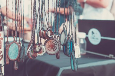 Variery Bali el yapımı piyasada farklı kadın aksesuarları. Bali, Endonezya.