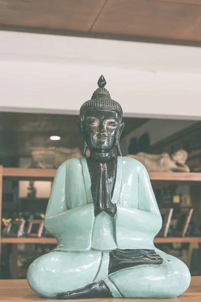 Buda heykelleri ve diğer dini öğeleri için özel alışveriş Bali Adası, Endonezya. Renkli Buda. — Stok fotoğraf