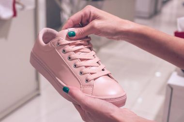 Bir alışveriş merkezi Bali Adası, Endonezya yeni ayakkabılar giyen genç kadın.