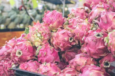 Dragon meyve sepeti bir yerel organik gıda pazarında, tropik ada Bali, Endonezya.