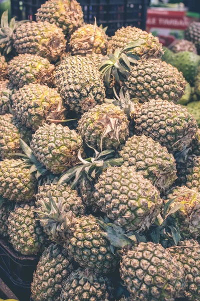 Pilha de abacaxis no mercado orgânico asiático, close-up. Ilha tropical Bali, Indonésia . — Fotografia de Stock