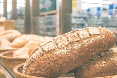 Taze ev yapımı ekmek alışveriş merkezi İtalyan fırın ahşap bir sepete yerleştirilmiş. Bali Adası, Endonezya.