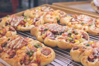 Mini pizza peyniri, domates, yeşil fasulye, Mısır ve sosis shoppin alışveriş merkezinin, küçük İtalyan fırın. Bali, Endonezya'nın tropik ada.