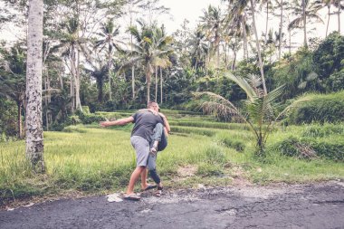 Romantik Balayı çift dans ve having fun Bali Adası, Endonezya'nın tropikal ormanda.