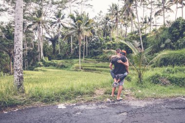Romantik Balayı çift dans ve having fun Bali Adası, Endonezya'nın tropikal ormanda.