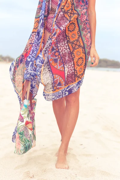 Женщина-туристка, гуляющая по тропическому пляжу летнего отдыха в солнечных очках и пляжной сумке, отдыхающая во время отпуска. Девушка в роскошной модной одежде, остров Бали, Индонезия . — стоковое фото