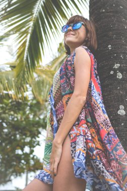 Tropikal kadın tatil kavramı. Genç kadın ve palmiye. Bali Adası, Endonezya.