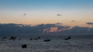 4 k timelapse gündoğumu okyanus. Sabah zaman Bali, Endonezya'nın tropikal adada.