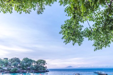 Tropikal Bali Adası, Endonezya sakin deniz üzerinde gökyüzü ile güzel gün batımı.