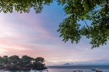 Tropikal Bali Adası, Endonezya sakin deniz üzerinde gökyüzü ile güzel gün batımı.
