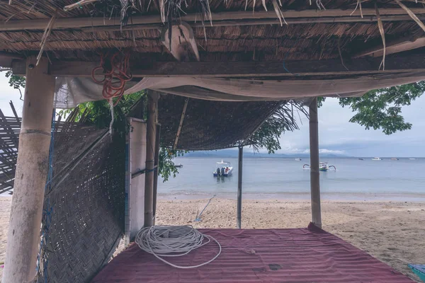 Одинокий газебо на пляже острова Нуса-Лембонган, Бали, Индонезия . — стоковое фото