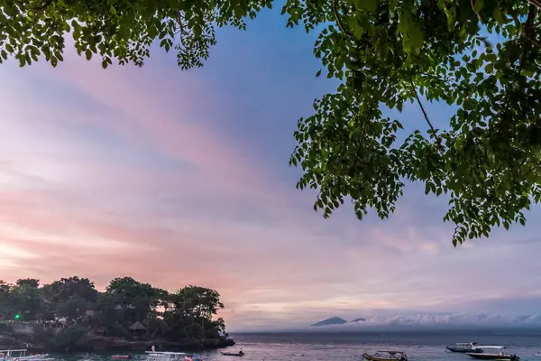 Beau coucher de soleil avec ciel sur mer calme dans l'île tropicale de Bali, Indonésie . — Photo