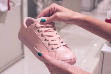 Bir alışveriş merkezi Bali Adası, Endonezya yeni ayakkabılar giyen genç kadın.