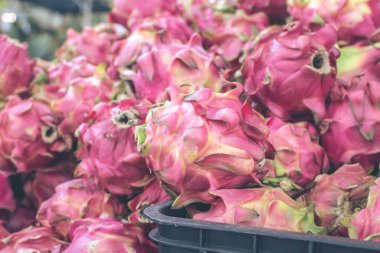 Dragon meyve sepeti bir yerel organik gıda pazarında, tropik ada Bali, Endonezya.