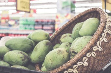 Tropikal meyve Asya dükkanda Yeşil Mango kadar kapatın. Bali Adası, Endonezya. Organik pazar.