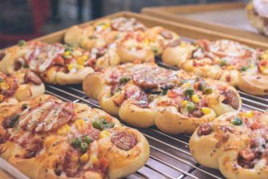 Mini pizza peyniri, domates, yeşil fasulye, Mısır ve sosis shoppin alışveriş merkezinin, küçük İtalyan fırın. Bali, Endonezya'nın tropik ada.