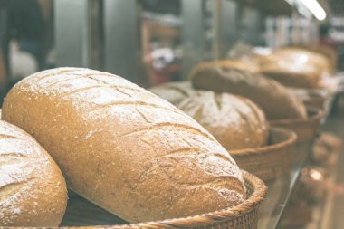 Taze ev yapımı ekmek alışveriş merkezi İtalyan fırın ahşap bir sepete yerleştirilmiş. Bali Adası, Endonezya.