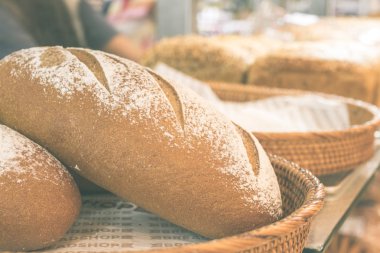 Taze ev yapımı ekmek alışveriş merkezi İtalyan fırın ahşap bir sepete yerleştirilmiş. Bali Adası, Endonezya.