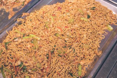 Asya kızarmış pilav nasi goreng tavuk, karides, yumurta ve sebze ile. Nasi goreng bir kafede Alışveriş Merkezi, Bali Adası, Endonezya.