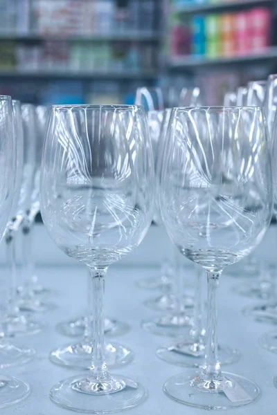 Yakın kadar alışveriş merkezi şarap bardağım boş. Bali Adası, Endonezya.