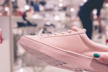 Bir alışveriş merkezi Bali Adası, Endonezya yeni ayakkabılar giyen genç kadın.