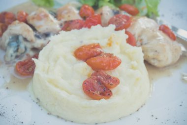 Tavuk püresi patates ve domates ile İtalyan soslu kiraz dilimlenmiş. İtalyan restoranı. Bali Adası. lezzetli akşam yemeği.