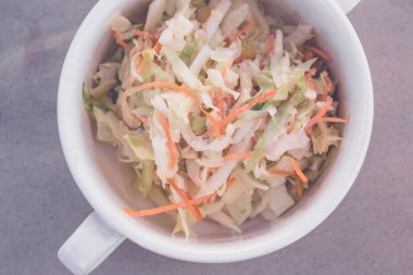 Taze organik salata lahana ve havuç ile. Sağlıklı taze sebze salatası. Bali Adası.