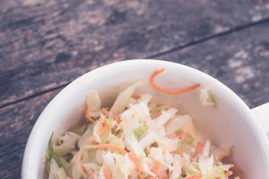 Taze organik salata lahana ve havuç ile. Sağlıklı taze sebze salatası. Bali Adası.