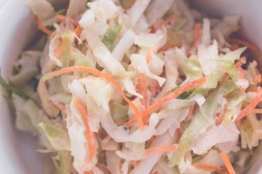 Taze organik salata lahana ve havuç ile. Sağlıklı taze sebze salatası. Bali Adası.