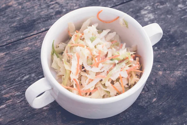 Taze organik salata lahana ve havuç ile. Sağlıklı taze sebze salatası. Bali Adası.